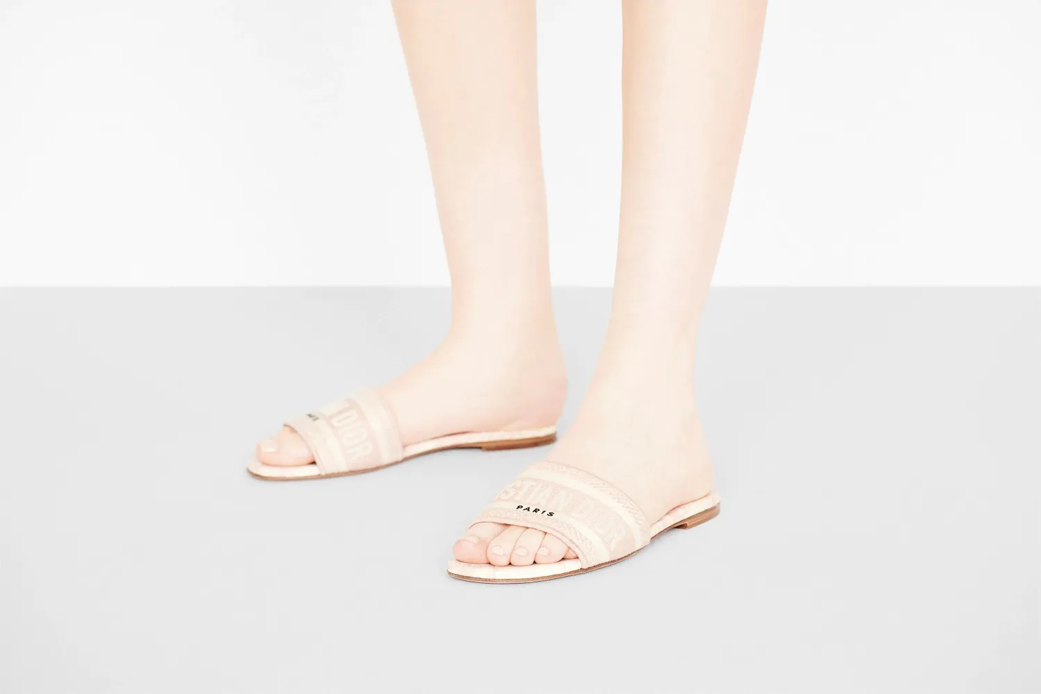 👟👟Ex-factory price 300👟👟 Dior women’s DWAY embroidered half-flops! Flat-soled slippers with letters for street wear. This year, Dor went crazy and changed designers. The whole style changed. Those who liked them quickly grabbed a pair as soon as possible! This knitted embroidered slipper is not just ordinary, comfortable and beautiful. It is a new series of three-dimensional letter embroidered slippers with a very stylish style. It is made with Dior Logo woven canvas embroidery technology! Fashionable touch! Flat slippers are classic, high-quality and glamorous masterpieces. The most popular spring and summer series in the counter are both temperamental, fashionable, classic and attractive. The design style is particularly beautiful on the feet∽ Whether it is a beach vacation or daily wear, it is absolutely full of freshness! ❤️Density embroidery, exquisite ogo texture and delicate lambskin midsole are super comfortable! This must-have item for summer, whether it is a beach vacation or daily wear, it is definitely full of freshness! Made in China with rubber sole and colorful hard box packaging, the high-end and luxurious feel is clear at a glance! Code number: 35——40 41 42 customized color, black, pink, gray